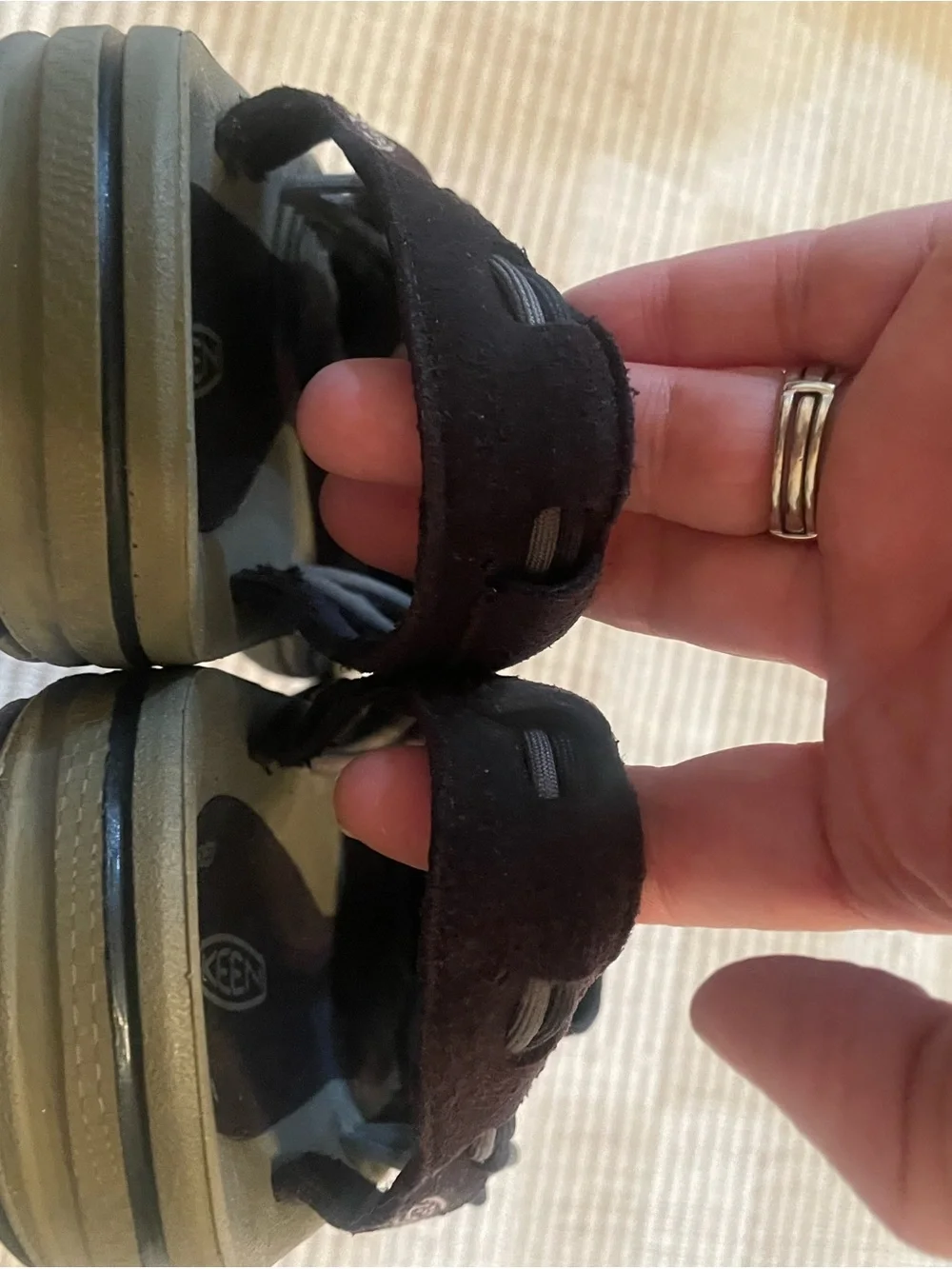 KEEN Men's Size US 10.5 Uneek Sandals Water Shoes Black & Gray